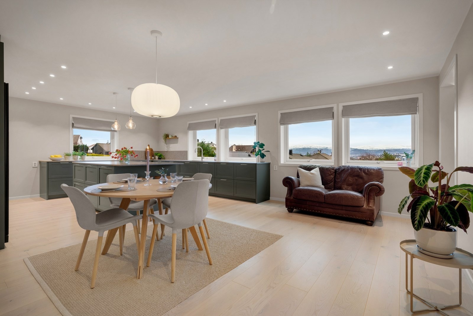 Stort kjøkken fra Drømmekjøkken med profilerte fronter og benkeplate av stein. Galleribilde