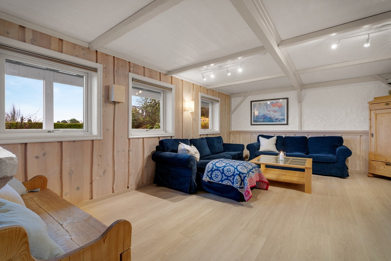 Tv stuen har god plass til både ønsket sittegruppe, tv møblering og ytterligere møblering. Galleribilde