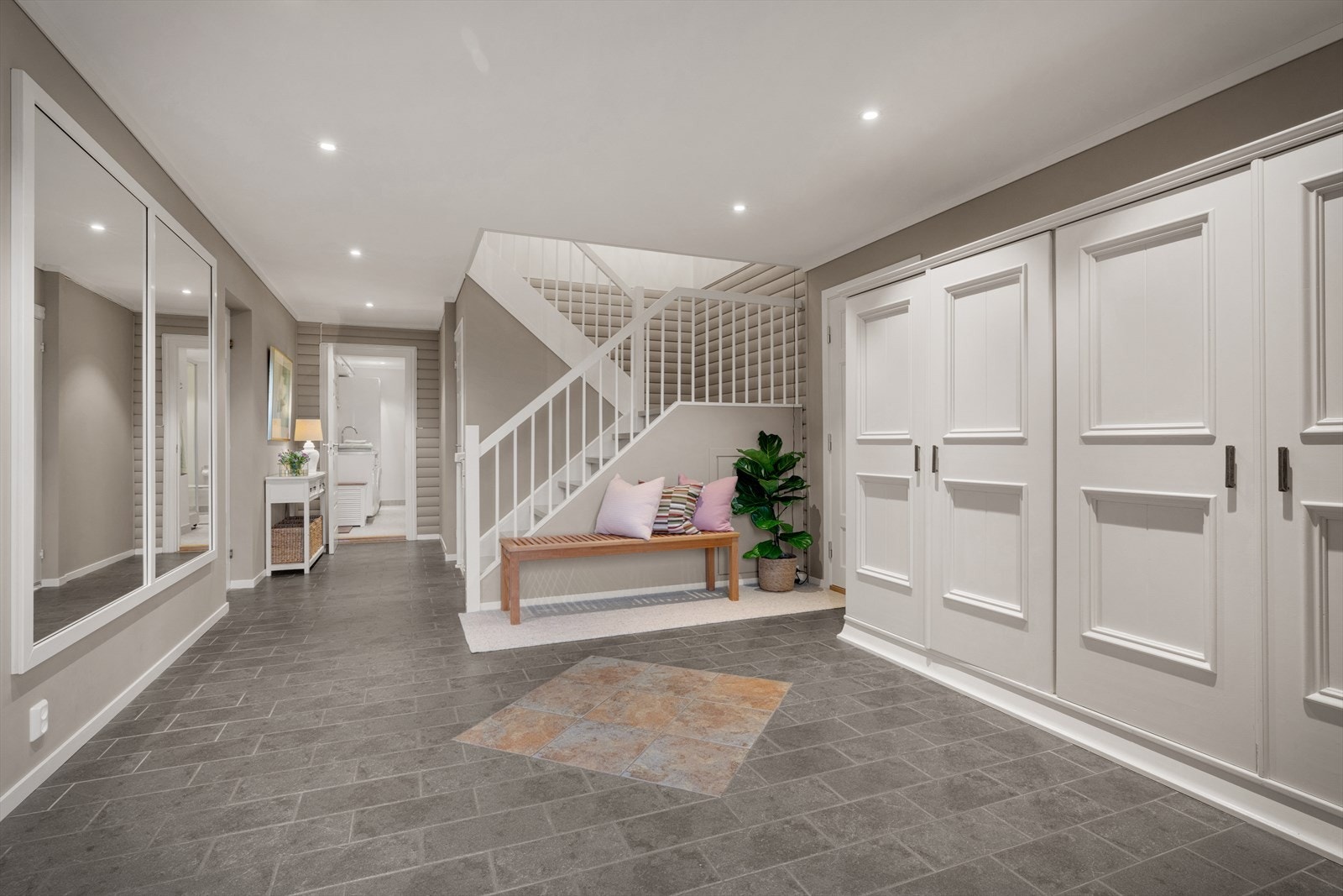 Entréen er på hele 23 m², med god plass til oppbevaring av yttertøy. Galleribilde