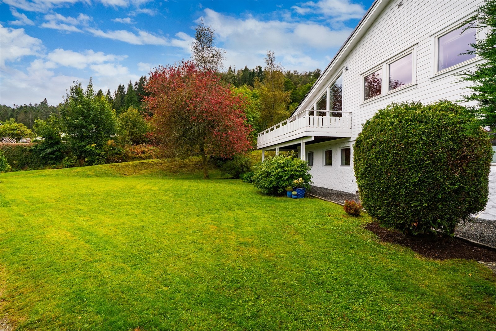 Området har gode kollektivforbindelser. Nærmeste bussholdeplass, Hammersland, ligger ca. 5 minutters gange fra boligen, med hyppige avganger på linje 52 mot Lagunen via blant annet Sandsli og Søreide. Galleribilde