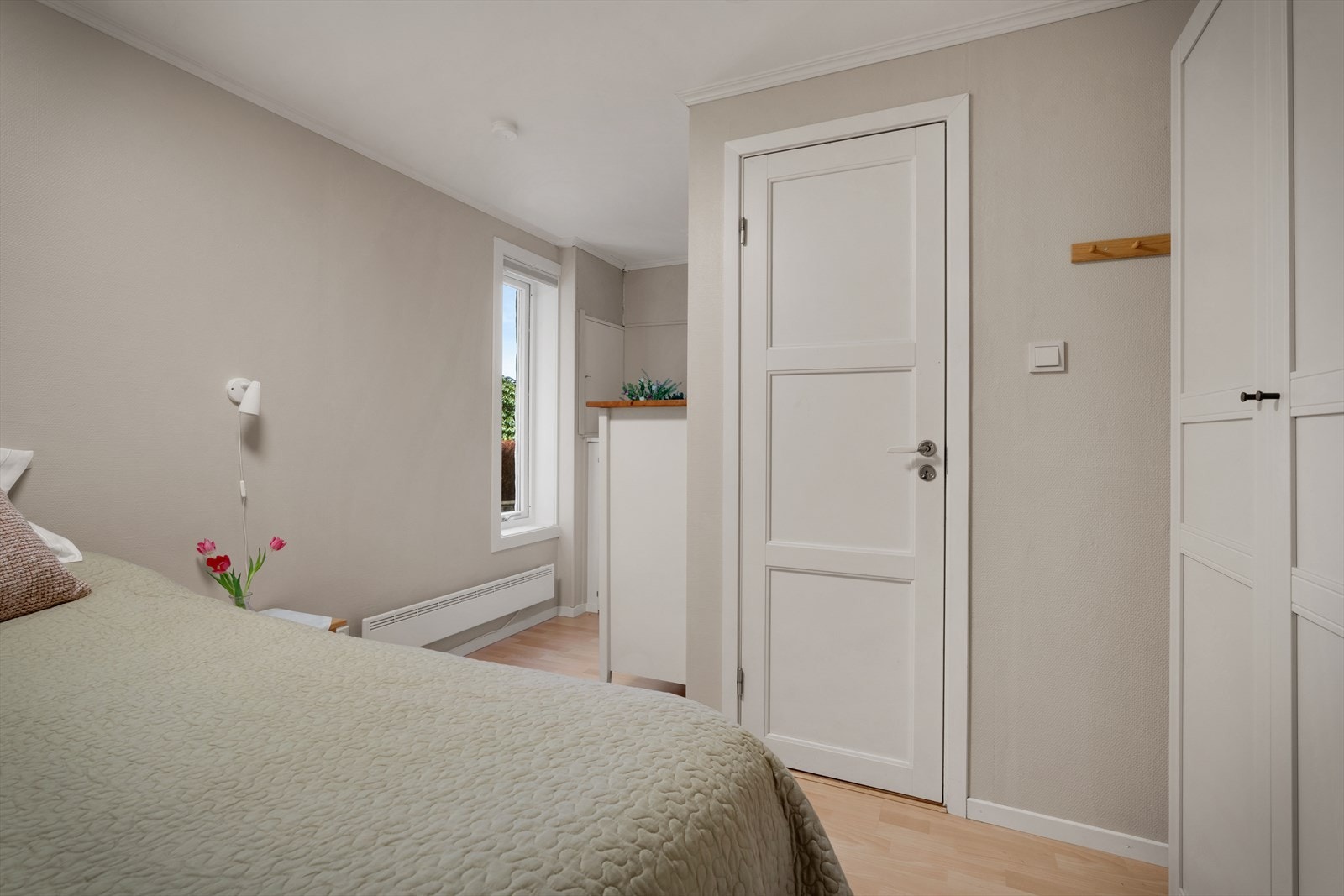 Her er det god plass til stor seng, garderobeskap og kommode. Galleribilde