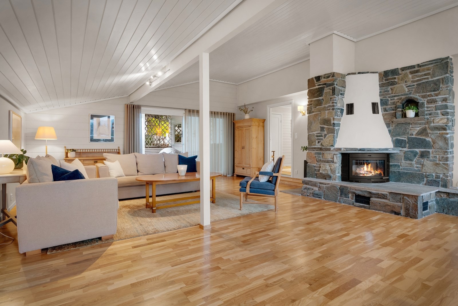 Det er peisinnsats og varmepumpe i stue som sikrer en lun og fin atmosfære året rundt. Galleribilde