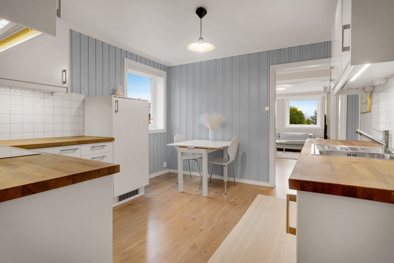 Kjøkkenet er utstyrt med nedfelt vask, platetopp, stekeovn med komfyrvakt, ventilator med avtrekk ut, kjøleskap, varmtvannsbereder og oppvaskmaskin med lekkasjesikring. Galleribilde