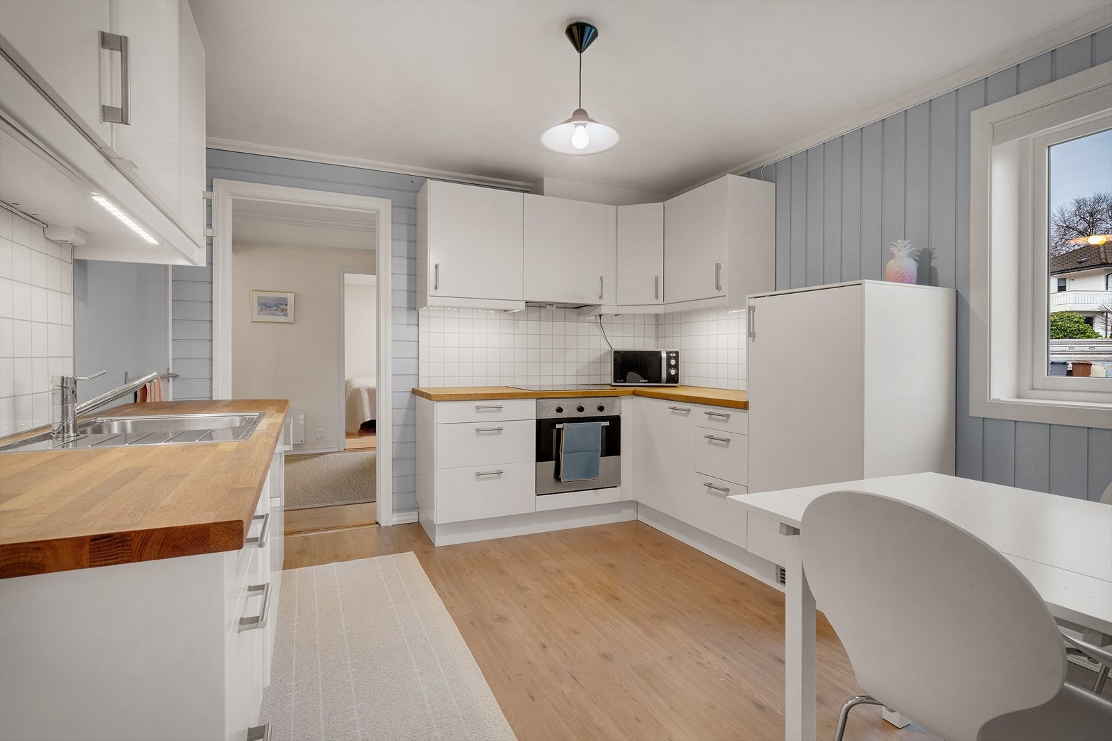 Hybelens kjøkken med slette fronter og benkeplate av heltre. Galleribilde