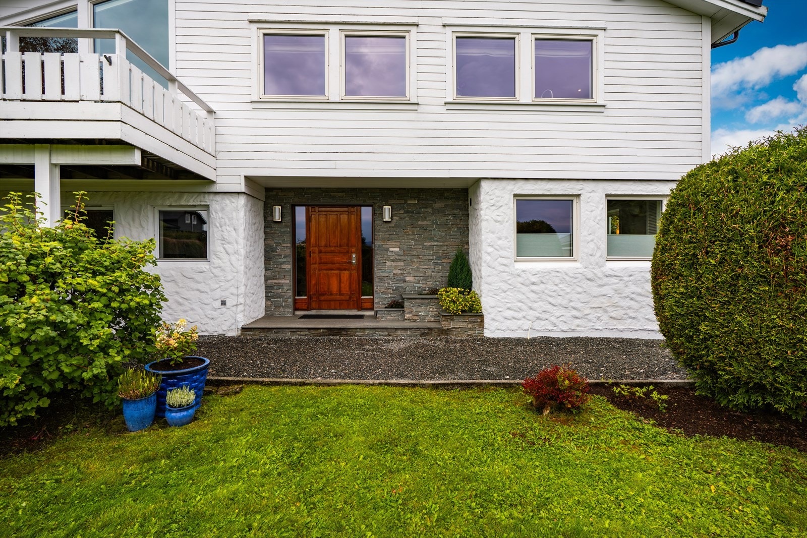 Her bor du skjermet og trygt, uten gjennomgangstrafikk, i et nabolag som er godt egnet for både barnefamilier og dem som ønsker rolige omgivelser med nærhet til alt en trenger i en travel hverdag. Galleribilde