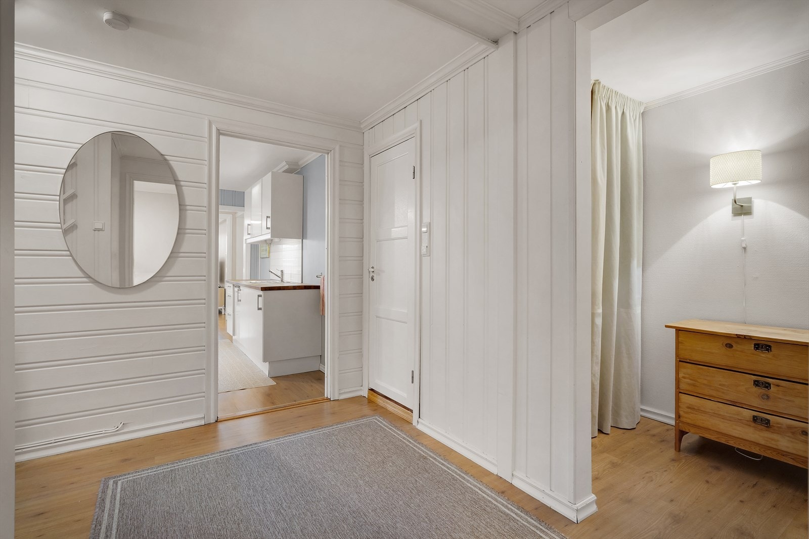 Hybelen inneholder stue, kjøkken, entre/gang, bad, soverom og bod. Galleribilde