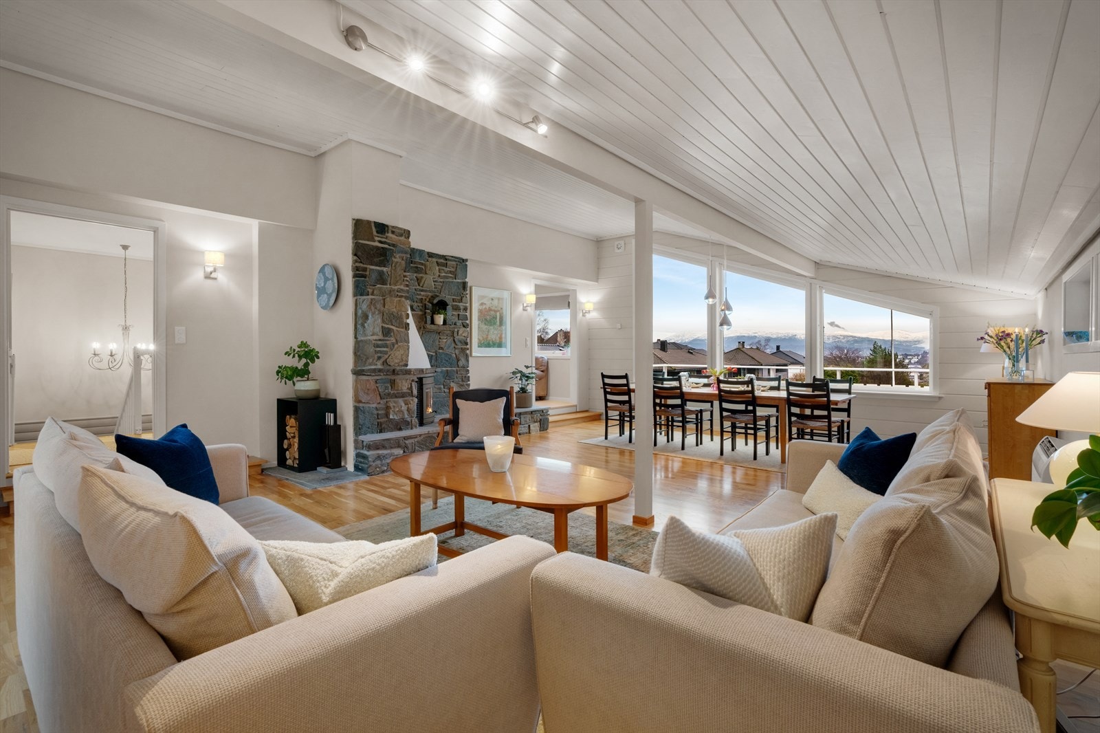 Stuens størrelse gir muligheten for stort spisebord - Ideelt for sosiale sammenkomster. Galleribilde