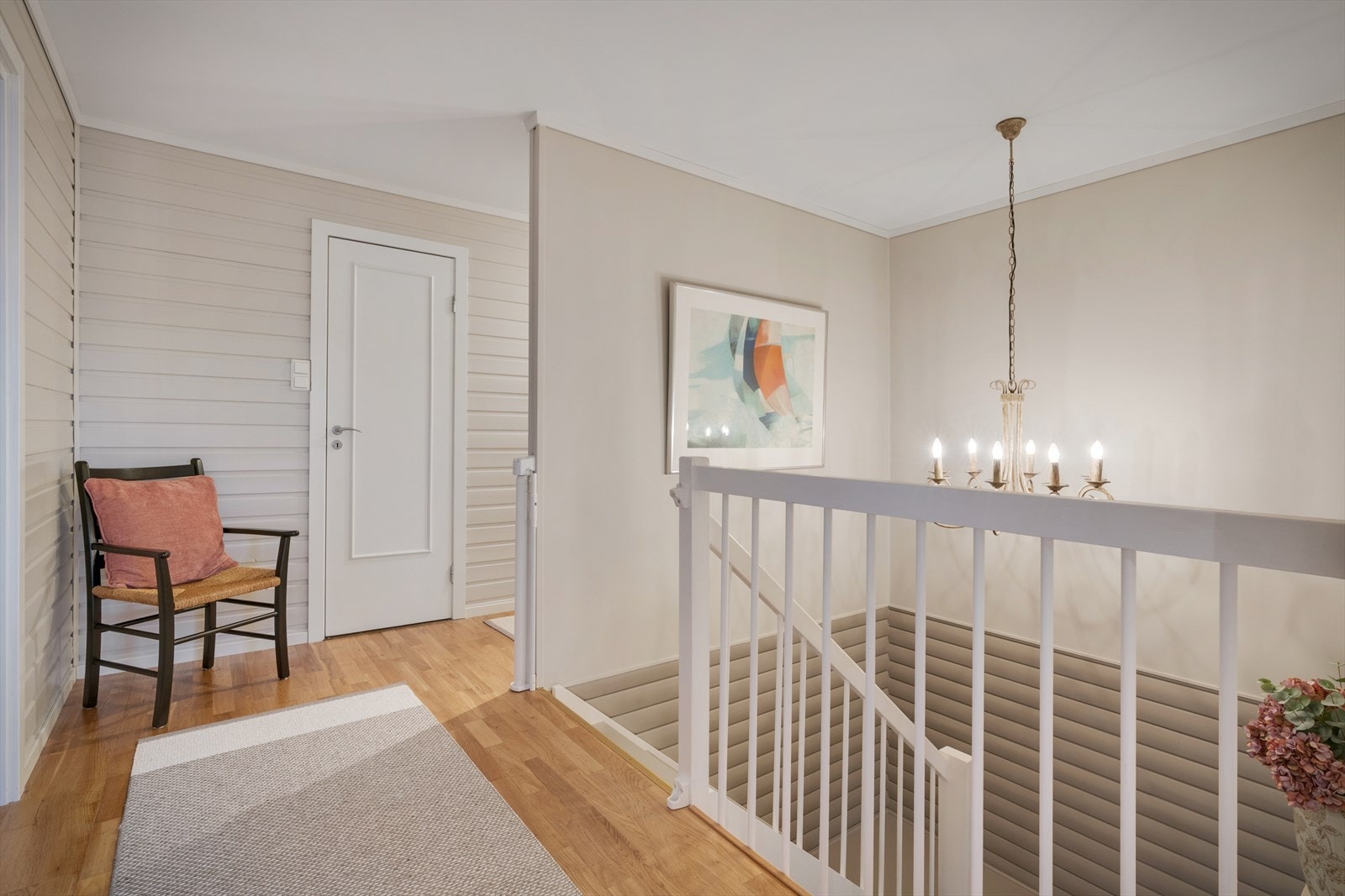 Boligen har gjennomgående lyse og behagelige farger som skaper en god atmosfære. Galleribilde