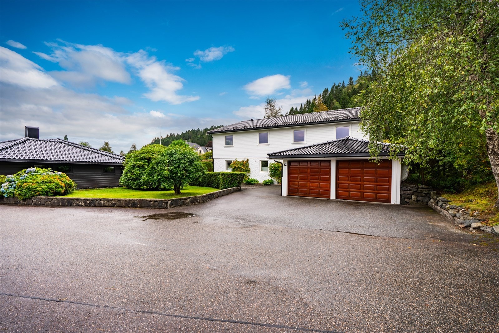 Stor garasje på 43m² med elbillader. Galleribilde