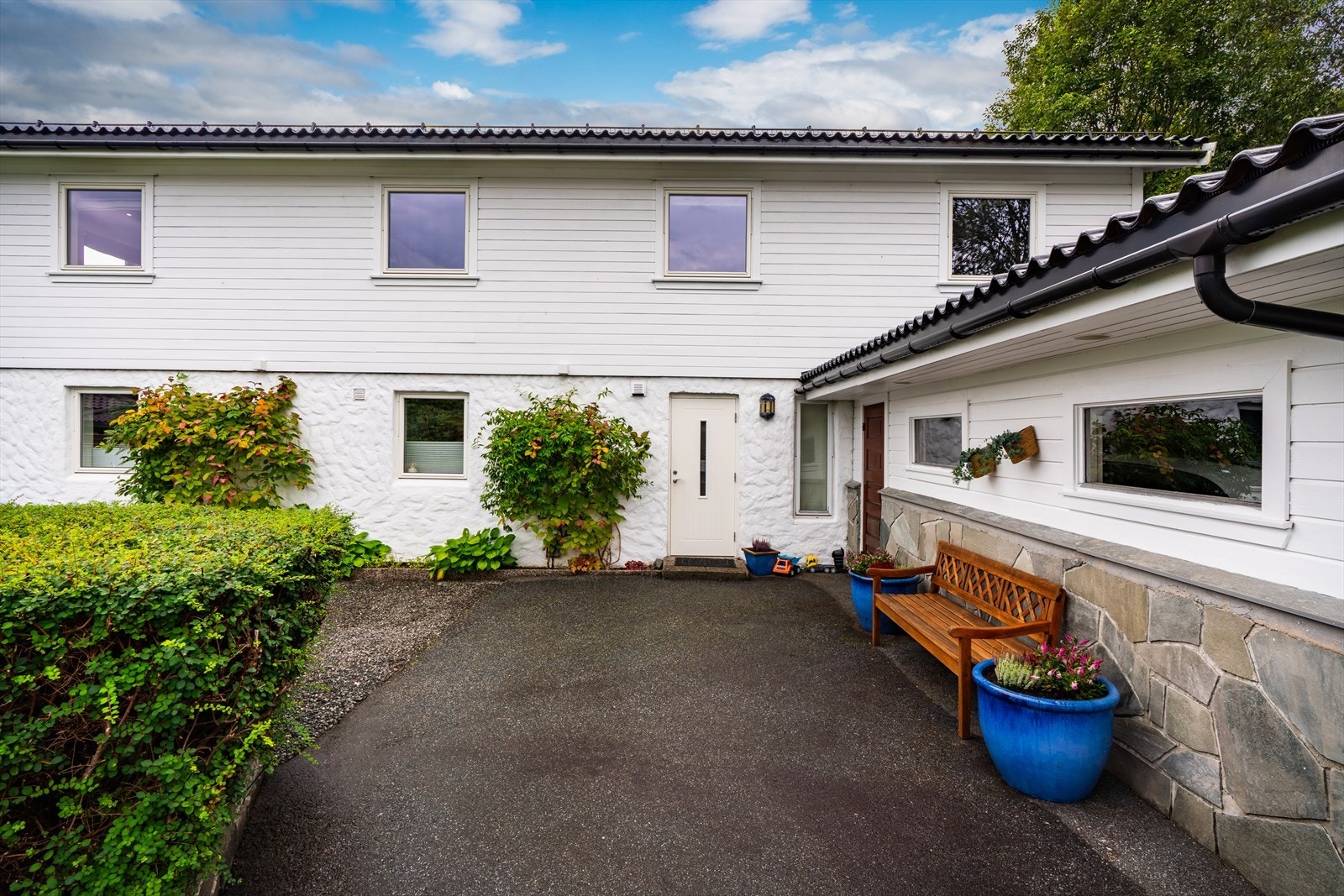 Boligen har kort avstand til barnehager, skole, lekeplass og lokal fotballbane, noe som gjør hverdagen ekstra praktisk for barnefamilier. Galleribilde