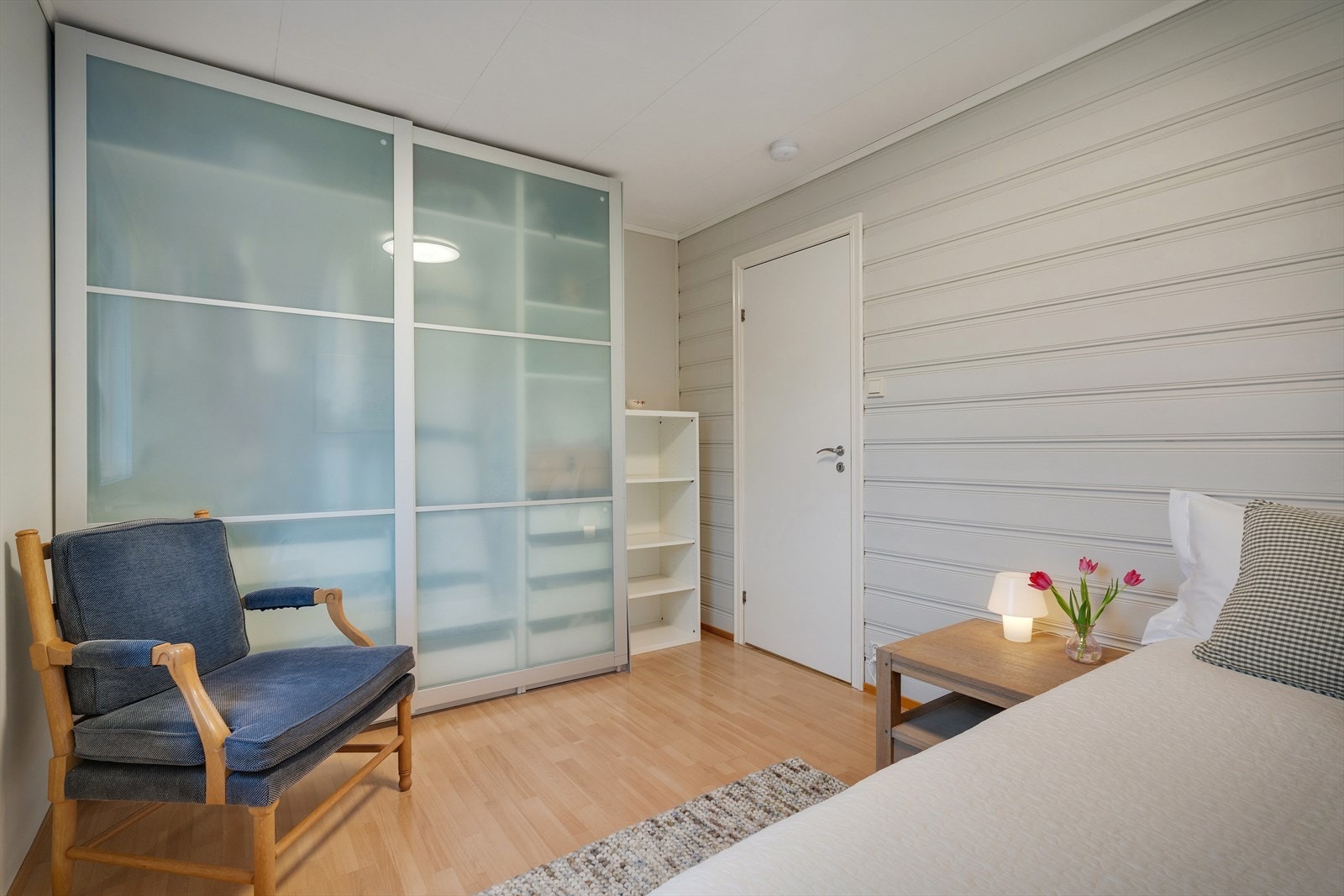 God plass til stor seng, garderobeskap og nattbord. Galleribilde