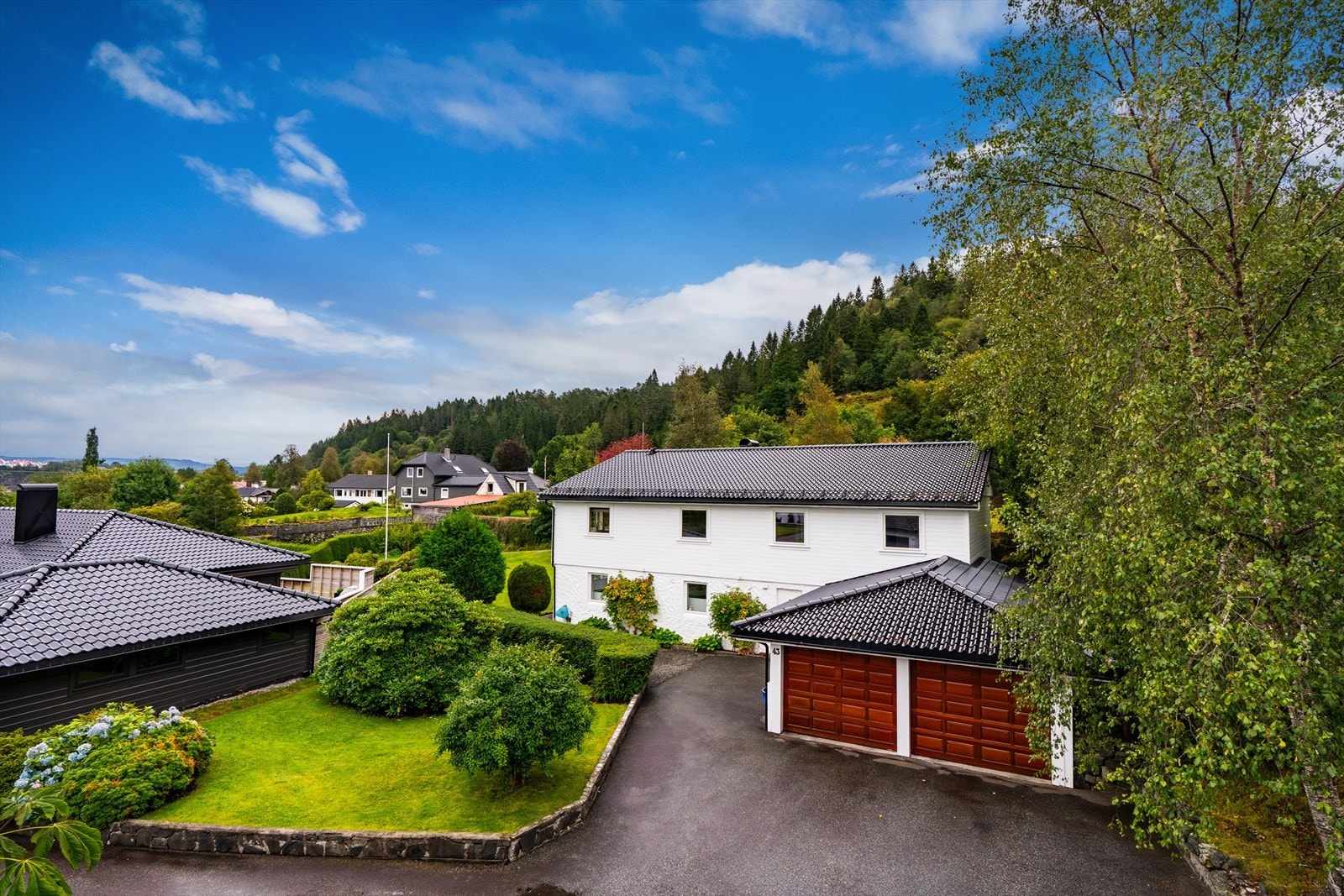 Bilen parkeres tørt og trygt i garasjen. Galleribilde