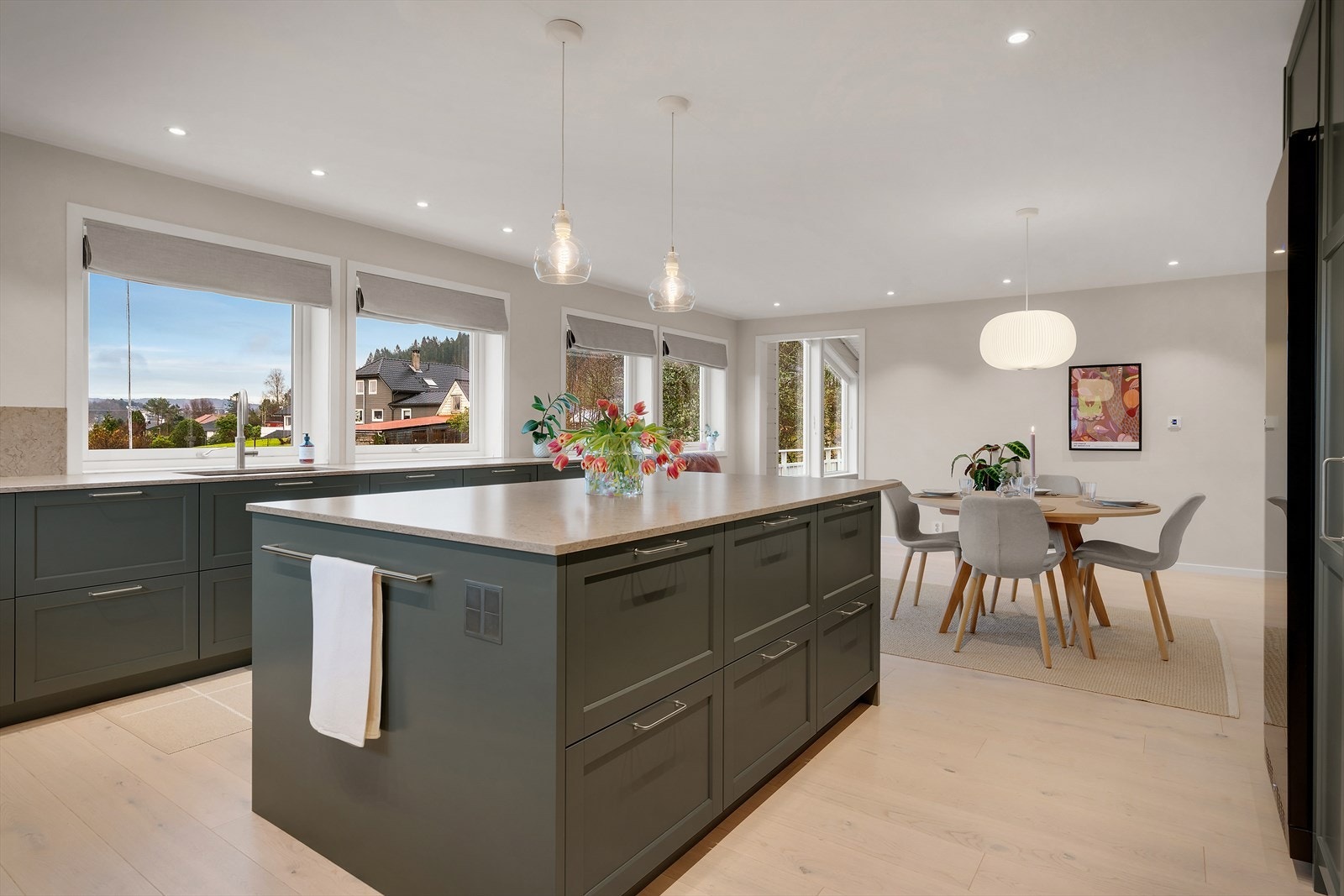 Den praktiske kjøkkenøyen kan benyttes til servering og gir ekstra benke- og oppbevaringsplass. Galleribilde