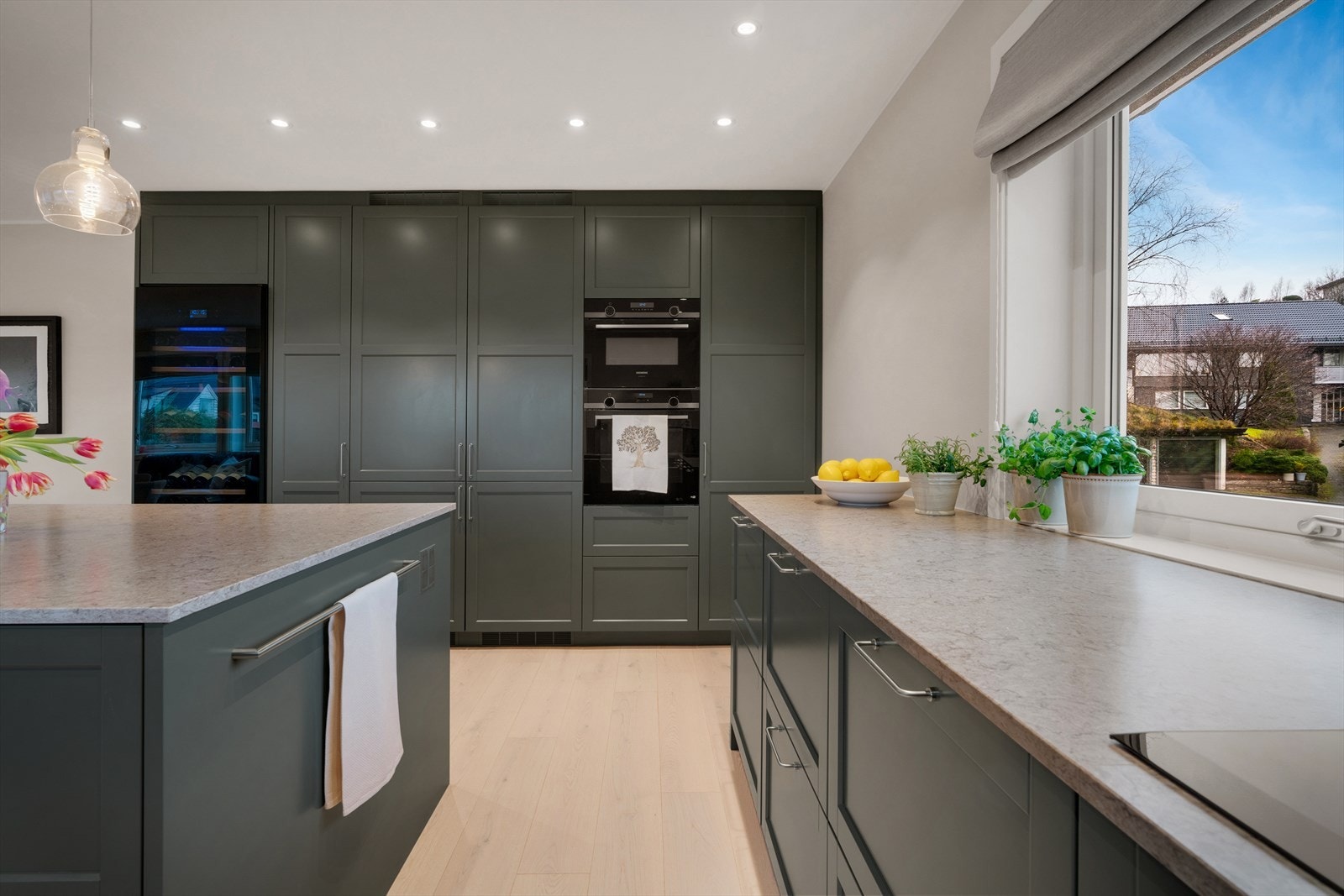 Kjøkkenet er utstyrt med underlimt vask med Quooker blandebatteri og system, platetopp med komfyrvakt, oppvaskmaskin med lekkasjesikring, stekeovn, kombiovn, to kombiskap og vinskap. Galleribilde