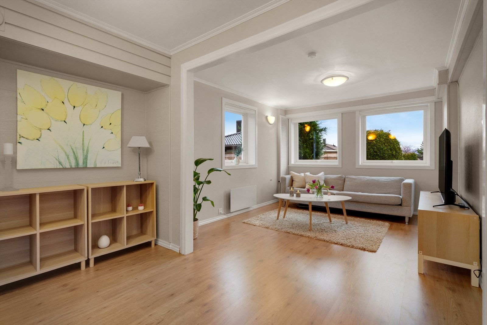 Romslig stue med plass til sittegruppe og tv møblering. Galleribilde