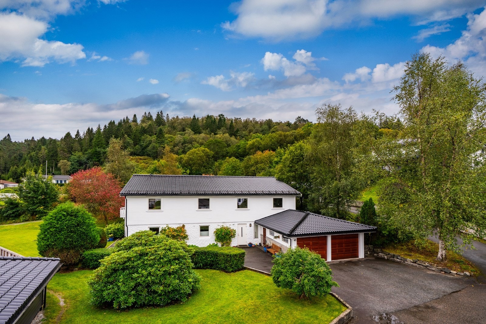 Alt i alt er dette en svært attraktiv beliggenhet som kombinerer rolige og barnevennlige omgivelser med nærhet til natur, servicetilbud og byliv. Galleribilde