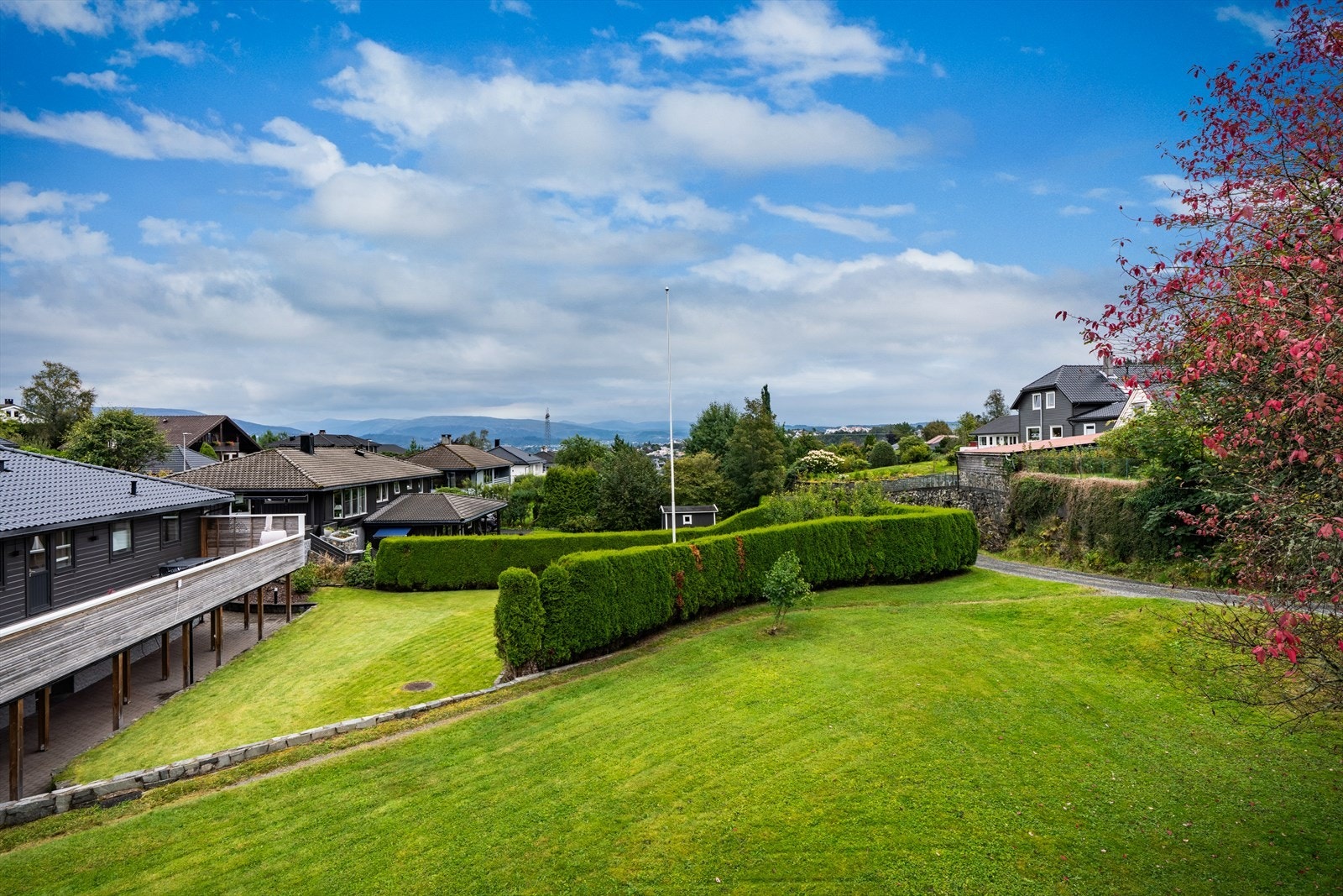 For båt- og sjøentusiaster er det kort vei til marina og Bergen Marine AS, med enkel tilgang til Grimstadfjorden og Nordåsvannet, som byr på flotte badesteder og rekreasjonsmuligheter. Galleribilde