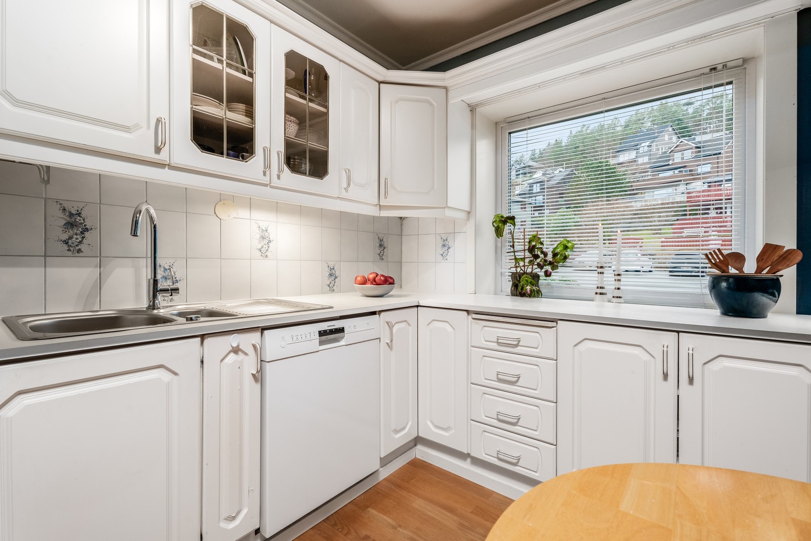 Stort vindu for en lun og fin atmosfære. Galleribilde