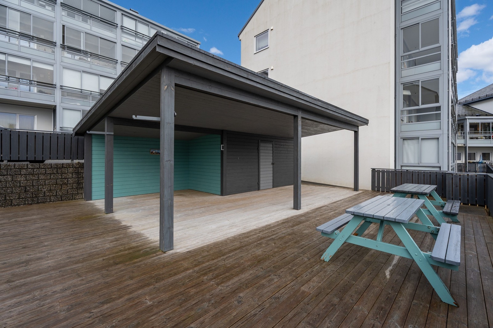 En overbygd fellesterrasse, perfekt for hyggelige sammenkomster med venner og bekjente. Galleribilde