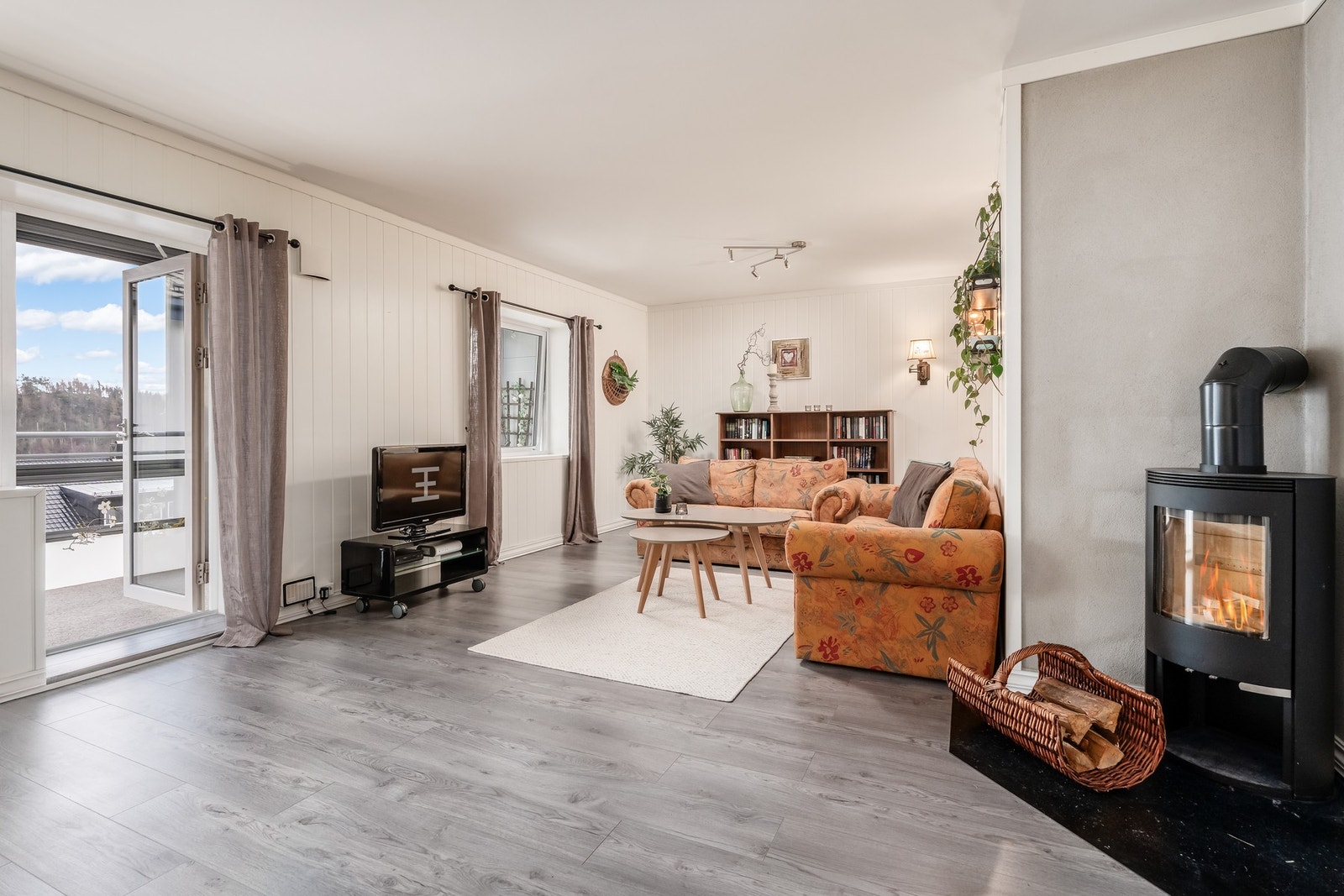 Vedfyring i stuen skaper en varm og hyggelig atmosfære. Galleribilde