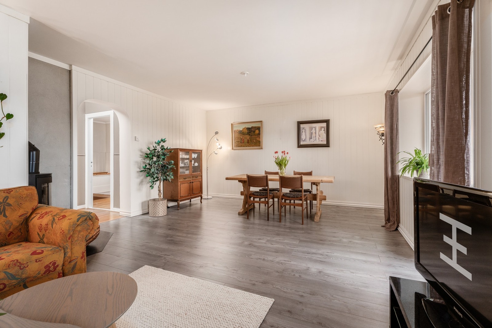 Stuen kan lett kombineres med en sittegruppe, spisestue, tv-stue eller lignende. Galleribilde