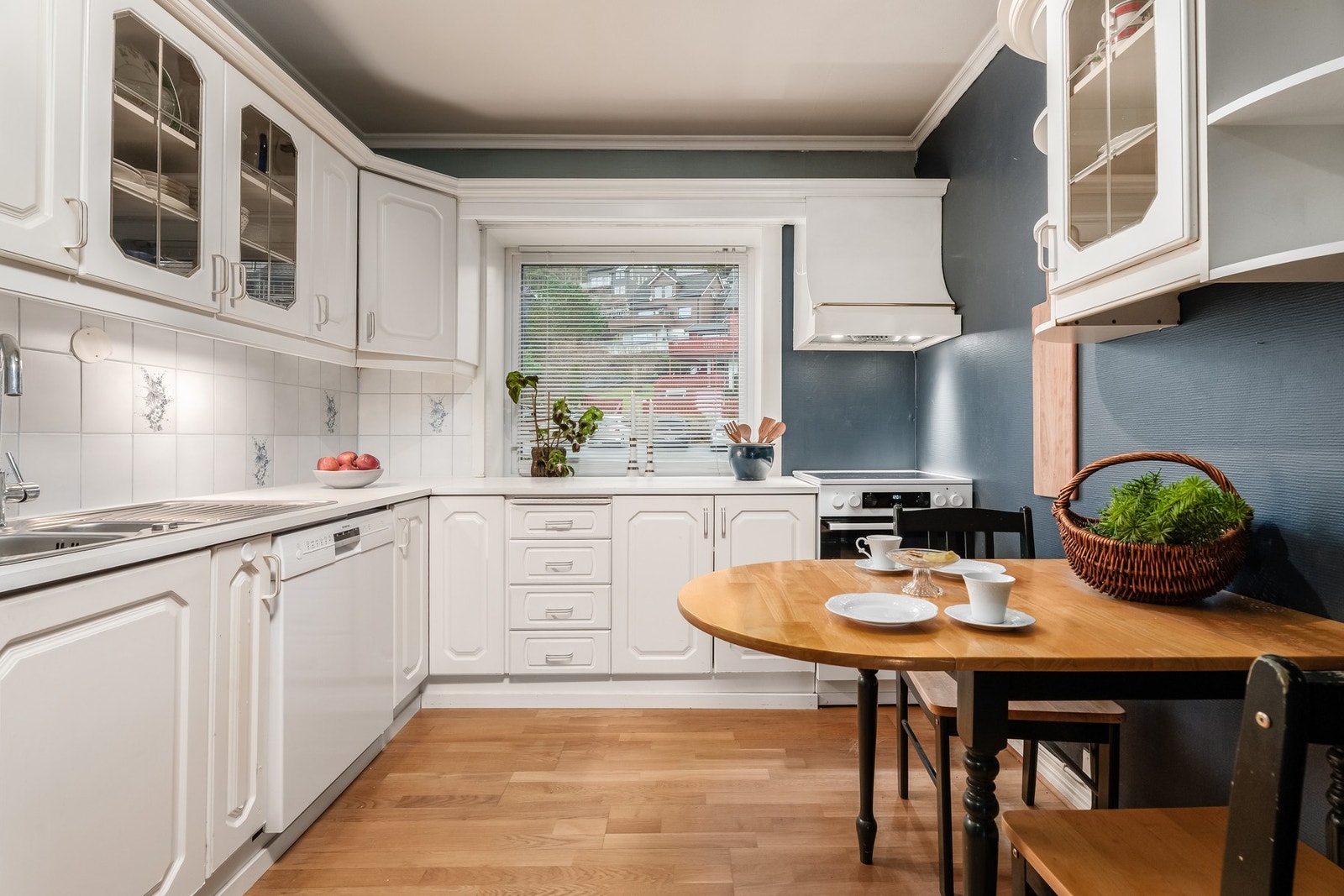 Lyst og romslig kjøkken med rikelig med skapplass i over og under skap. Galleribilde