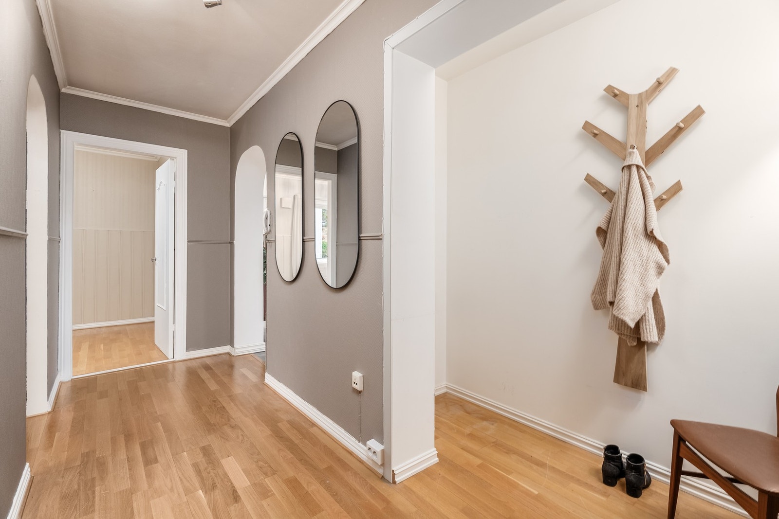 Innbydende entré med oppbevaringsmuligheter for yttertøy og sko. Galleribilde