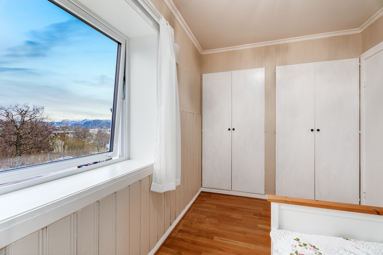 To innebygde skap med god plass til alle dine klær. Galleribilde