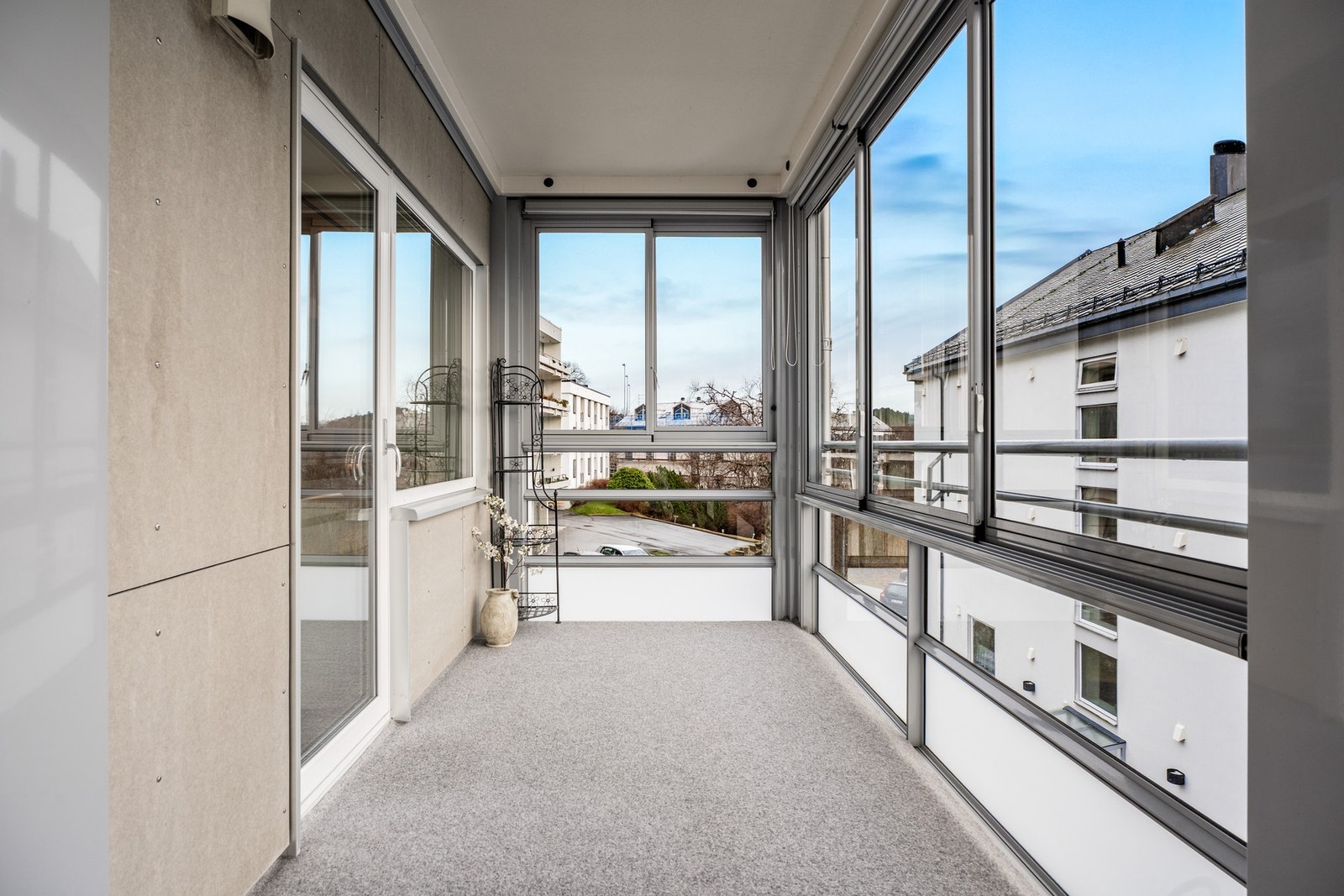 Verandaen er innglasset og kan nytes uansett årstid. Galleribilde