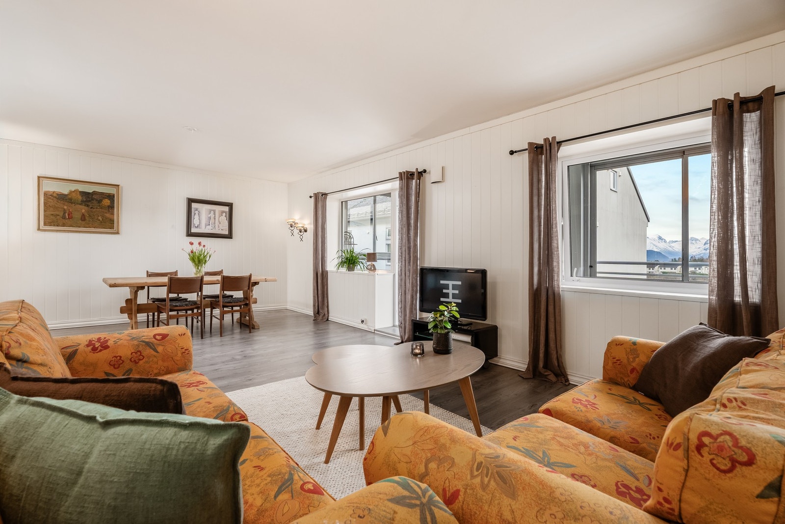 Stue med store vindusflater som slipper inn fint og naturlig lys. Galleribilde