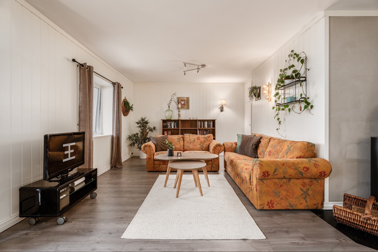 Stuen ble sammenslått med et soverom i 2022 for en mer åpen løsning. Galleribilde