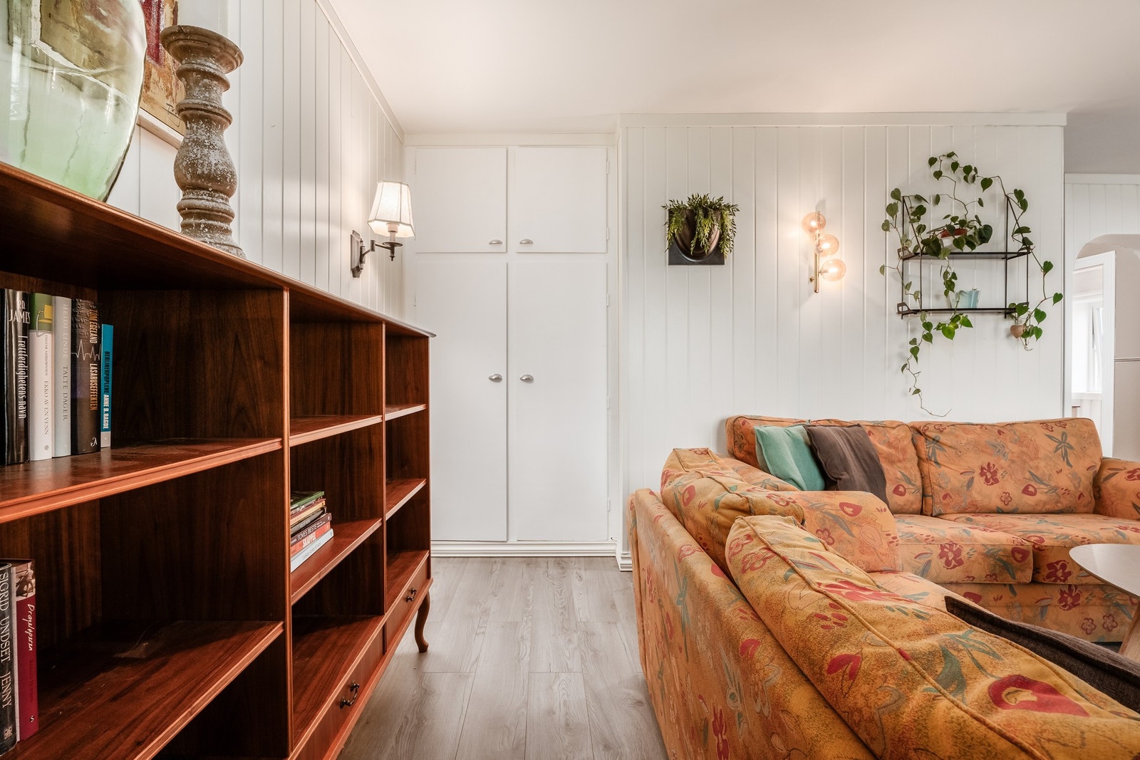 Stuen er innredet med innebygd skap for lagring. Galleribilde