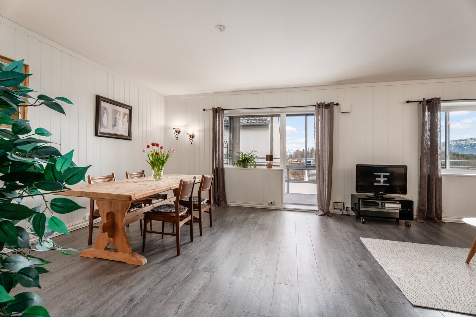 Fra stuen er det utgang til innglasset veranda av god størrelse (16 m²). Galleribilde