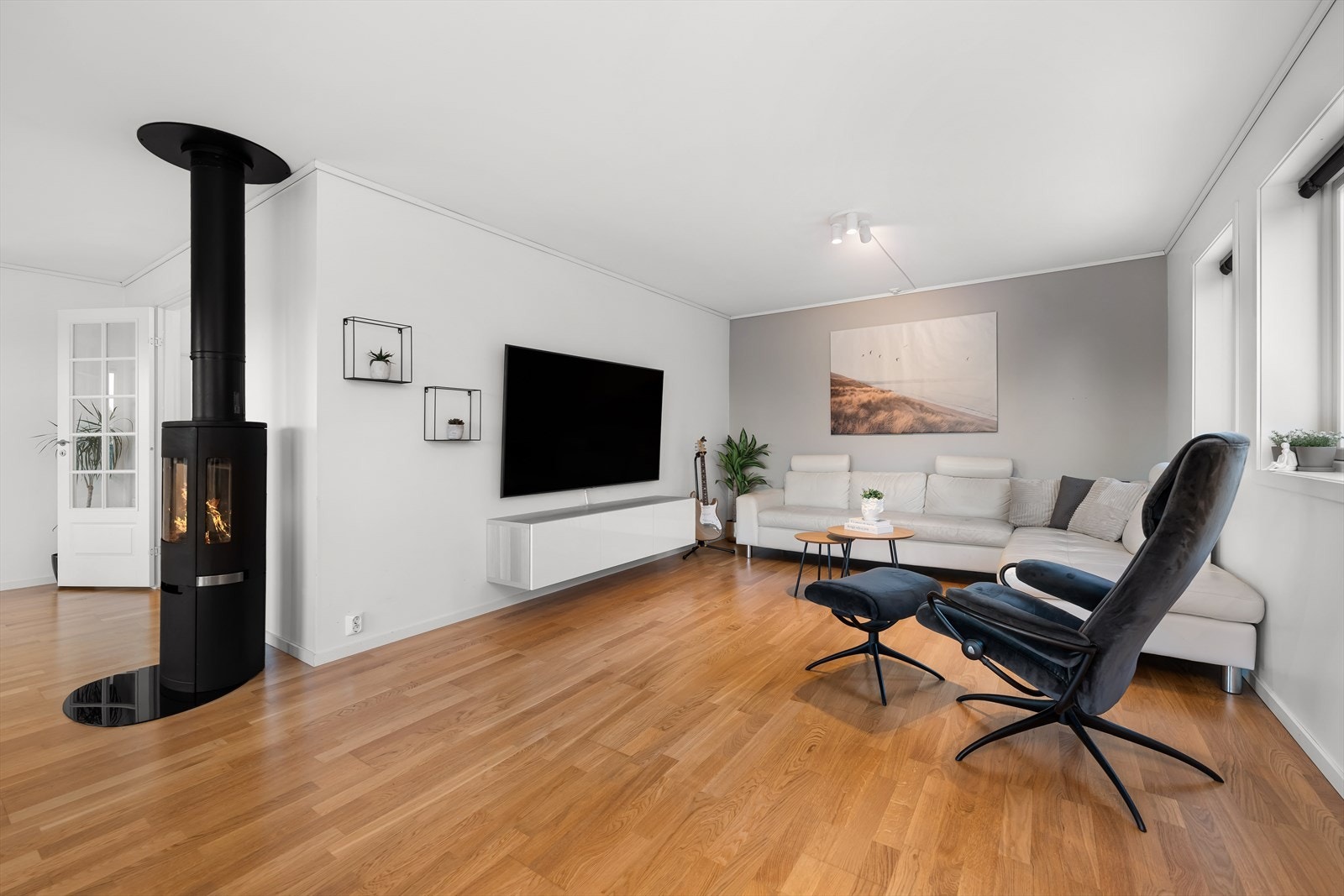 Enkelte like boliger har benyttet deler av "tv-stue" som et ekstra soverom om dette skulle være nødvendig. (inngang fra hallen.) Galleribilde