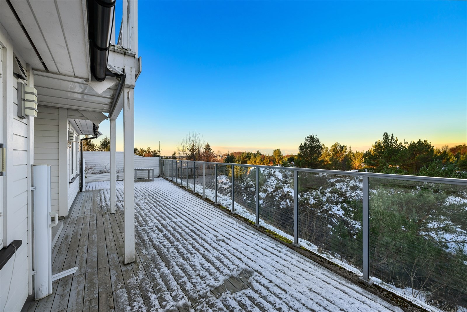 Boligen har en fredelig beliggenhet i utkanten boligområdet. Galleribilde