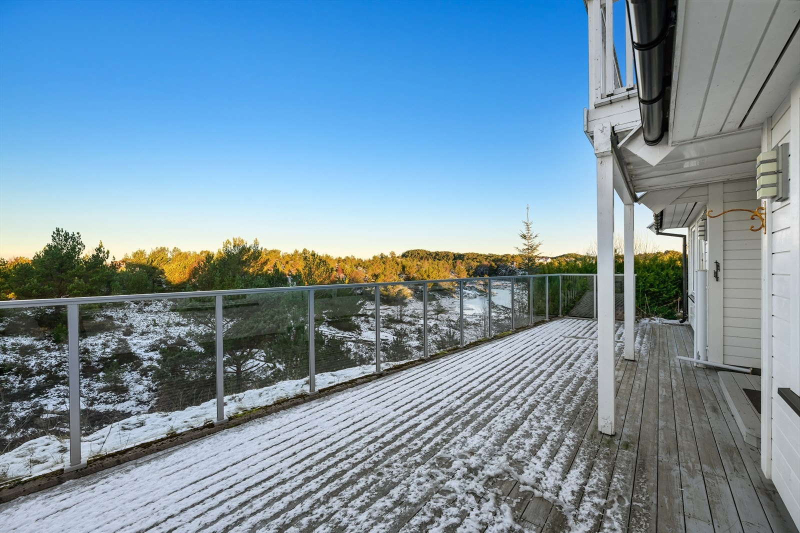 Den store terrassen med godt med ettermiddagssol. Galleribilde