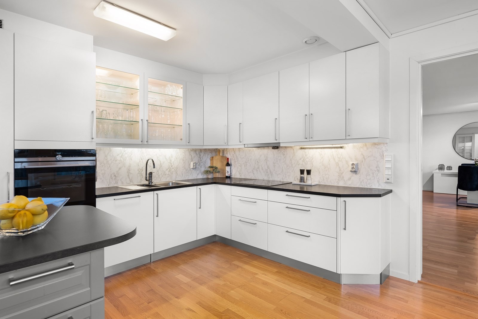 Lyst og trivelig med store vindusflater og rikelig med lysinnslipp. Galleribilde