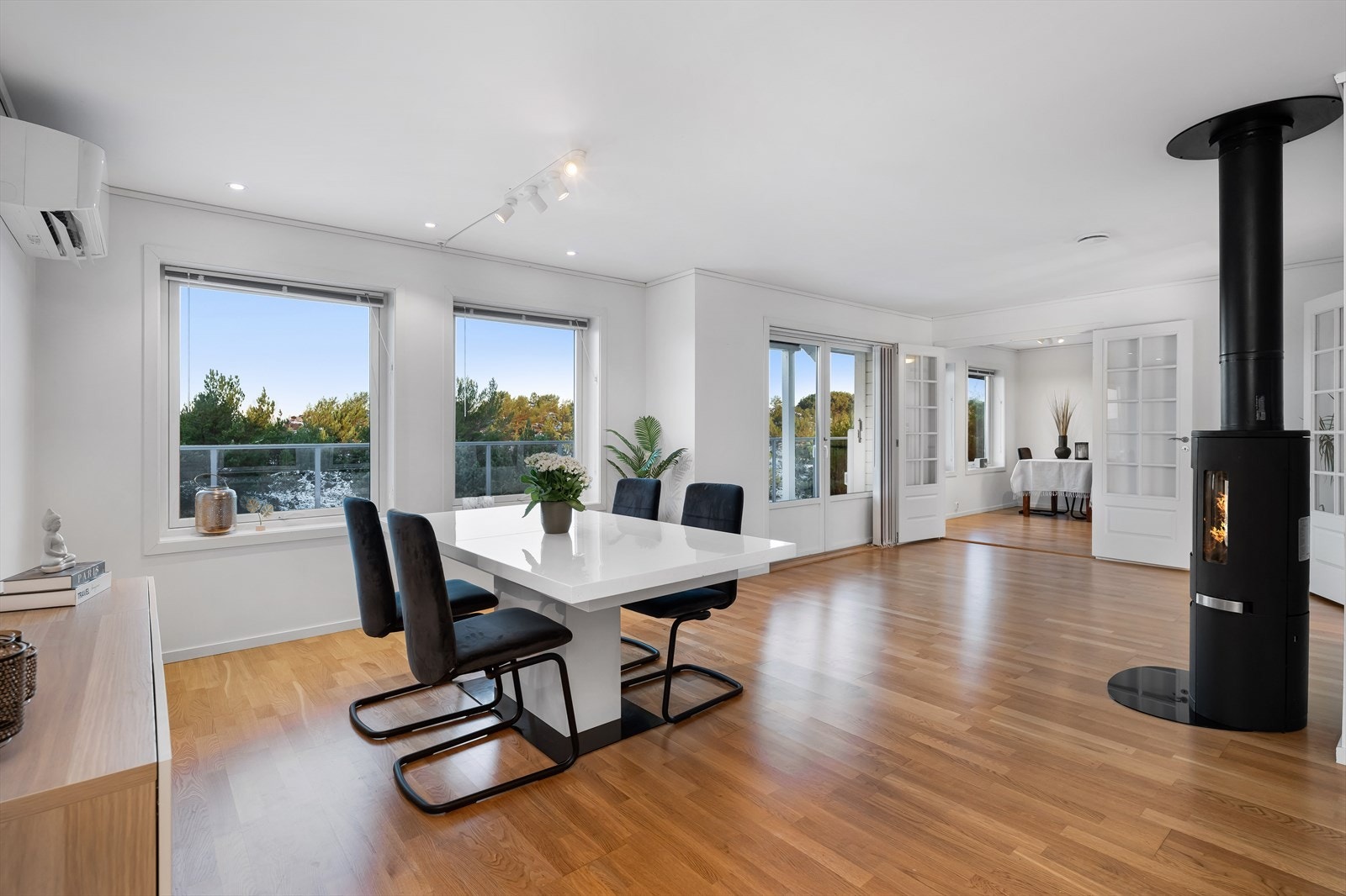 Stuens utforming gir en naturlig oppdeling. Galleribilde