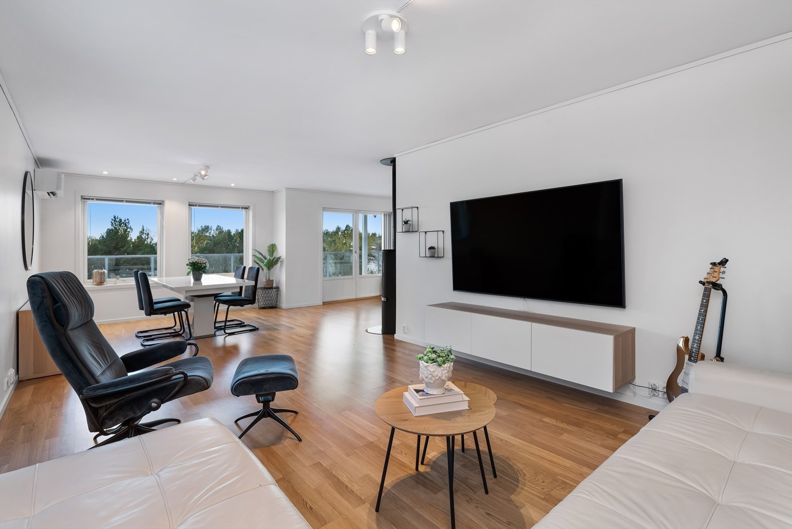 Store vindusflater sørger for gode lysforhold og rikelig med naturlig lysinnslipp. Galleribilde