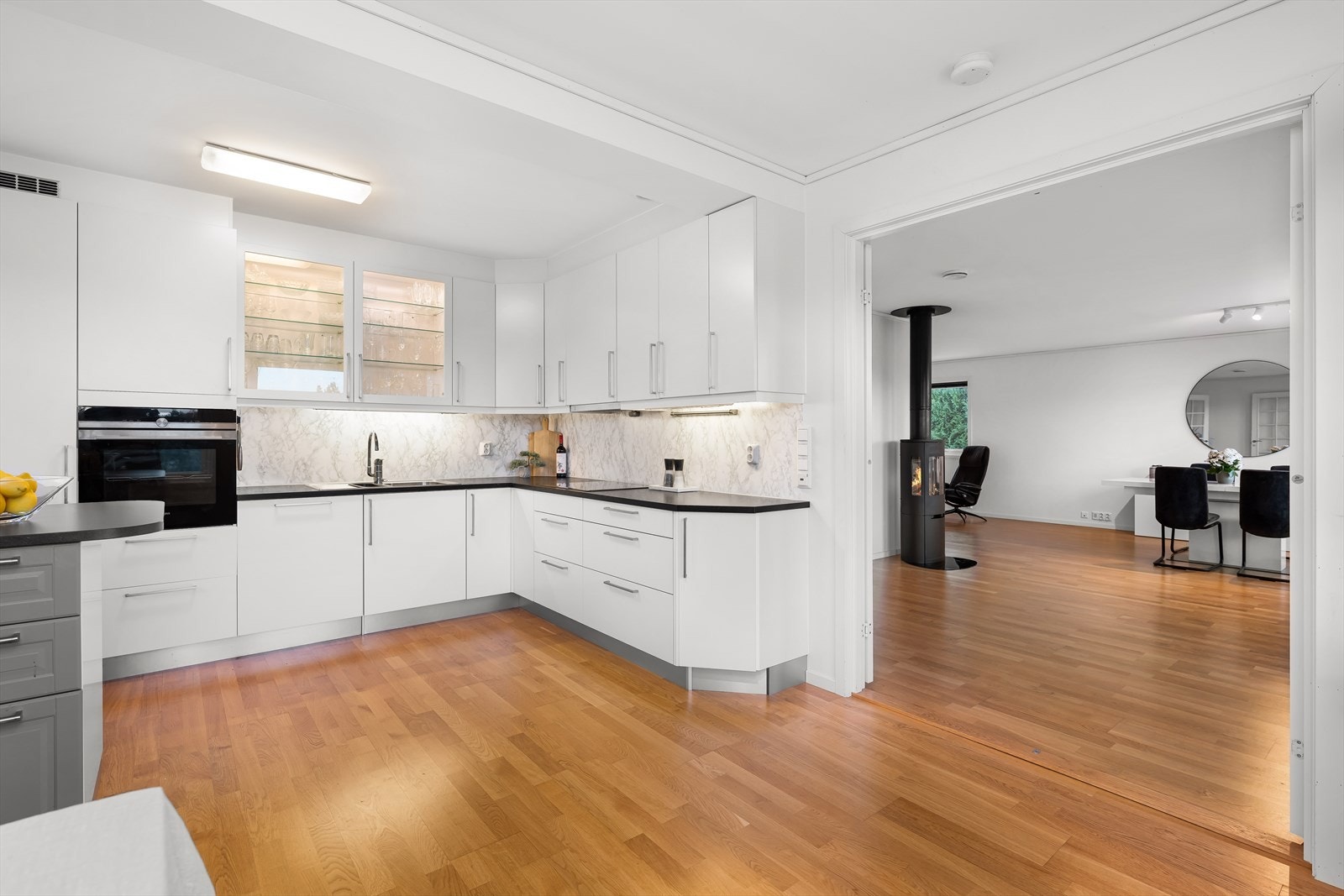 Hvitevarerene er integrerte og består av platetopp med induksjon, stekeovn, oppvaskmaskin og kjøleskap med frysedel. Galleribilde