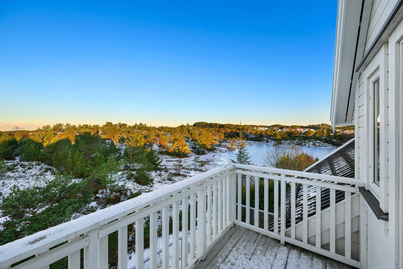 Flott tjern like ved. Galleribilde