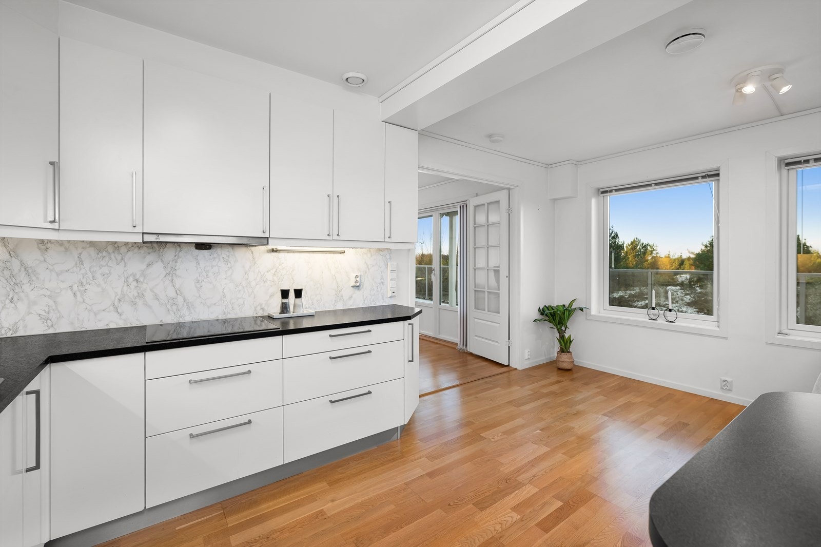 Innredningen er tidløs og levert av HTH. Kjøkkeninnredningen har hvite slette fronter og laminert benkeplate. Galleribilde