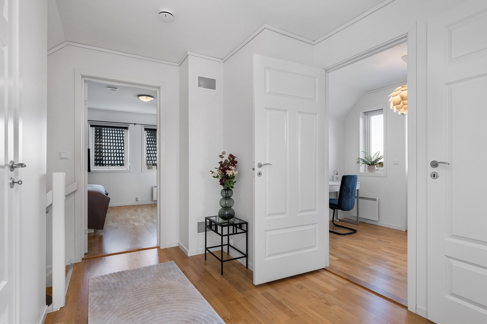 Fra hallen i første etasje er det trapp til andre etasje. Fra rommet er det inngang til alle etasjen soverom og bad samt den ene boden. Galleribilde