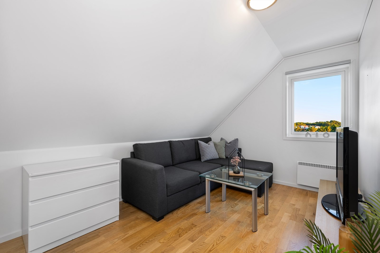 Etasjens andre soverom har et gulvareal på nesten 10 kvm. og er plassert i nord. Galleribilde