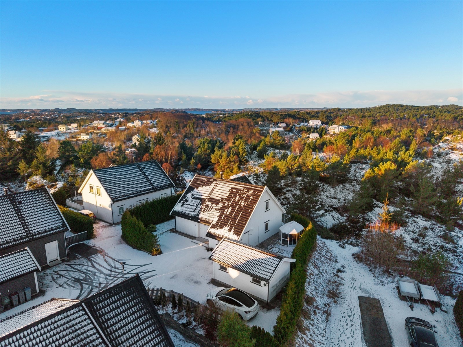 Dronebilde mot vest. Hjeltefjorden og Øygarden i bakgrunnen. Galleribilde