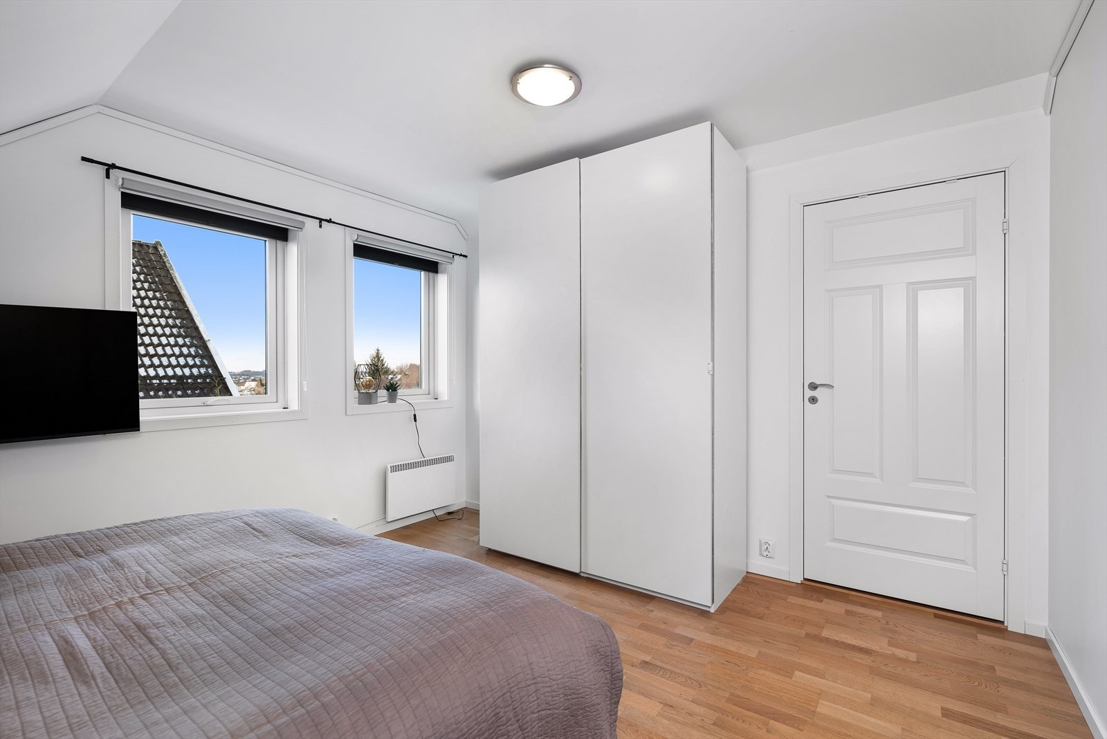 Et virkelig godt rom med eget "walk-in"/bod. To gode vinduer gir rikelig med lysinnslipp. Galleribilde