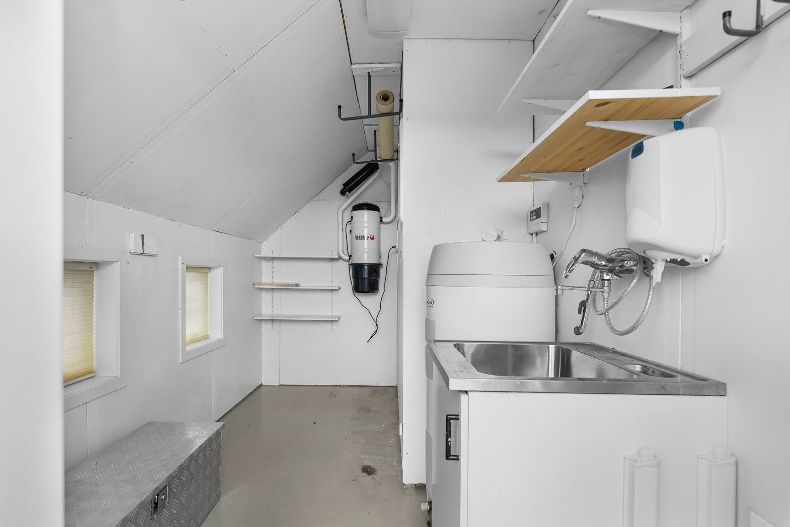 I rommet er varmtvannstanken, vannskapet og sentralstøvsugeren plassert. En finner også et skyllekar med underskap. Galleribilde