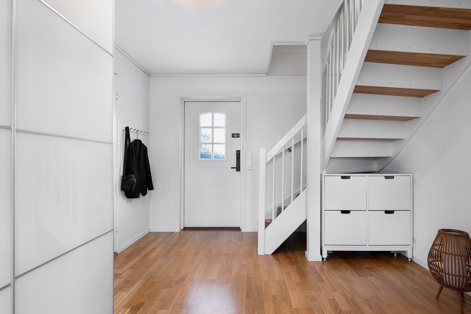 Det første du møter i boligen er en stor og luftig hall med trapp opp til andre etasje. Galleribilde