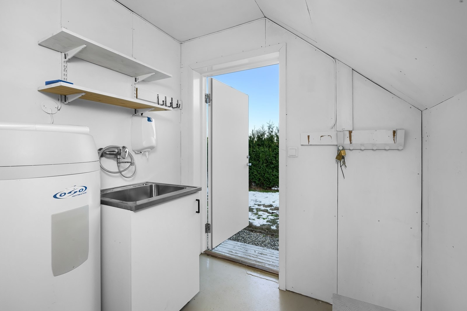 I bygget er det en isolert og praktisk bod med inngang fra hagen. Galleribilde