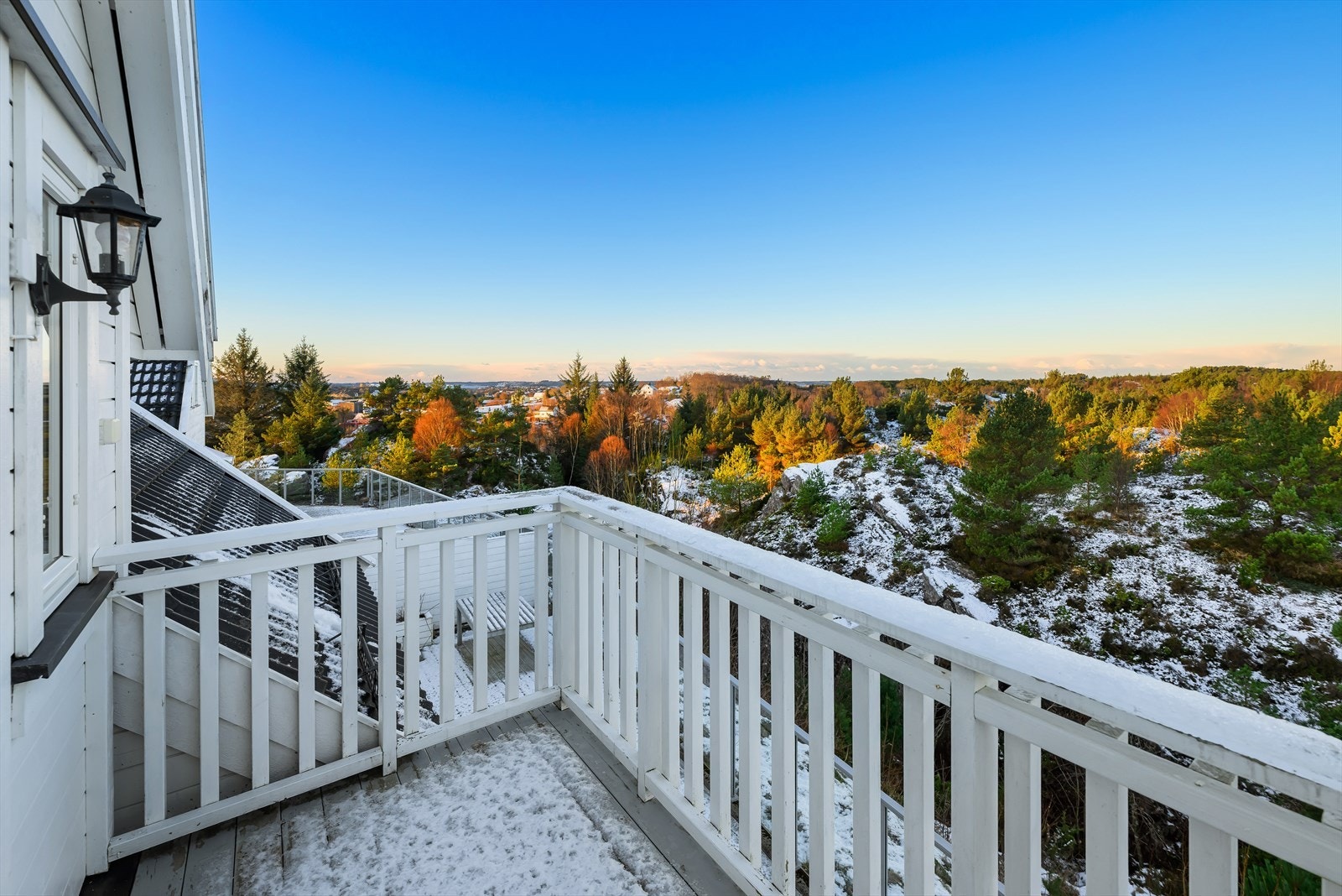 Nydelig utsikt over naturen i nærområdet, Øygarden og Hjeltefjorden i vest. Galleribilde